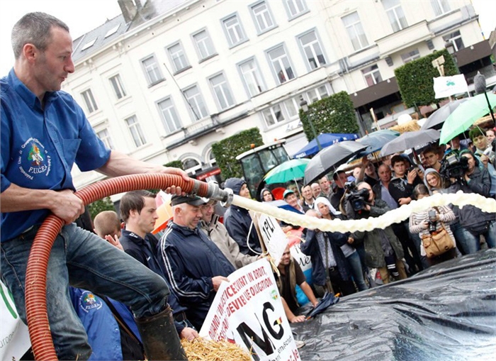 比利时奶农当街倒牛奶 抗议奶价下跌 - 图片频