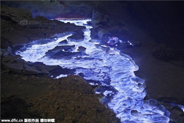 印尼一火山喷出“蓝色岩浆”